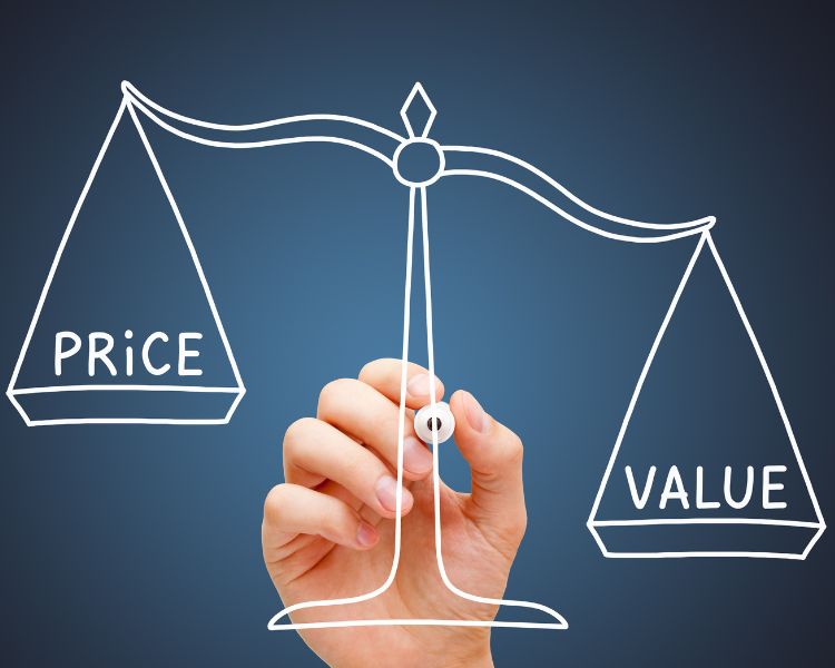 Determining price and value in a weight scale holds by a hand to charge client for logos