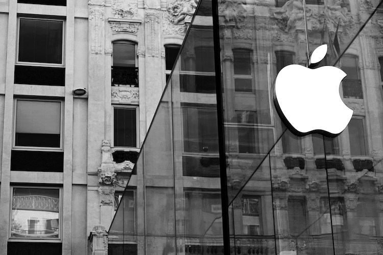 The Apple logo of the Apple Store Milano
