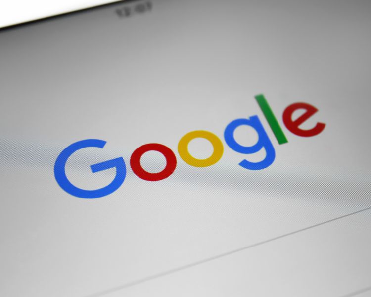 Google logo in a screen to represent Google Slides creation